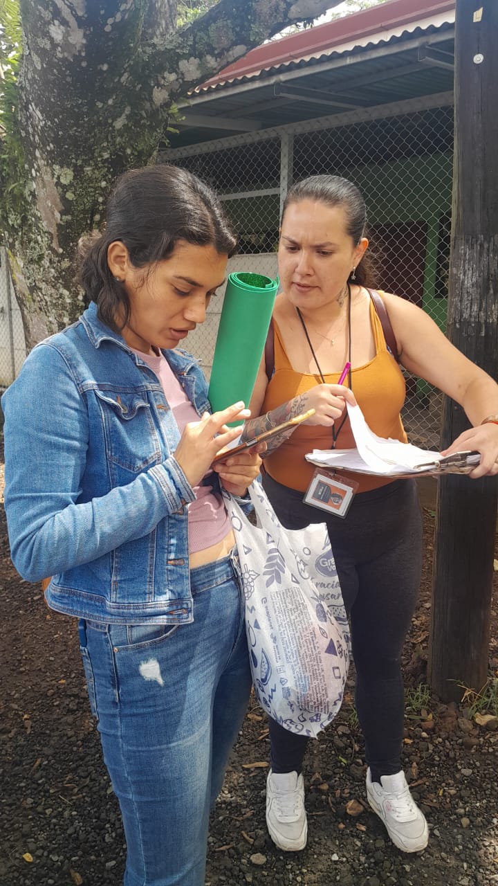 Market Research in Central America Field interaction with a handheld device and paper forms